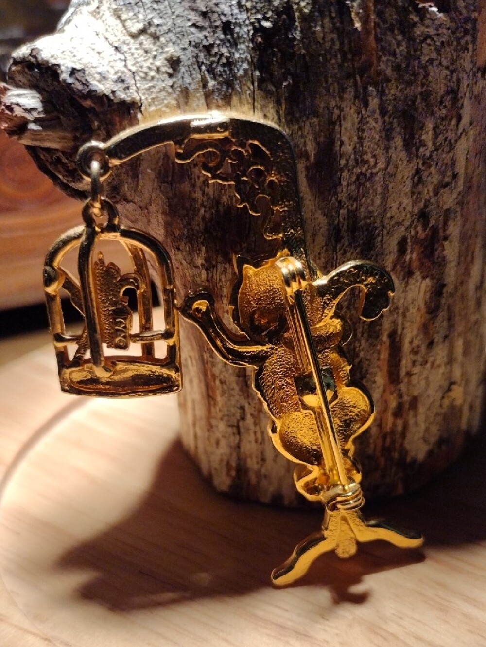 Gold-tone Cat & Birdcage Brooch - Elegant Animal Pin - Picture 3 of 7